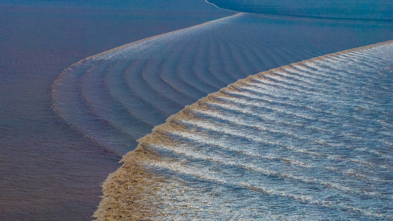 YKP6NAVP4U3E68LOYZ3F - 🌍NewspaperAmigo – Your Global News Buddy 🗞️ 🌊 Qiantang Tidal Bore Peaks: Nature’s Spectacular Show! video poster