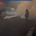 YPQA1XFE7E7PE08IR3NL - 🌍NewspaperAmigo – Your Global News Buddy 🗞️ Portland Protests Escalate as Federal Agents Clash with Demonstrators 🚨🇺🇸 video poster