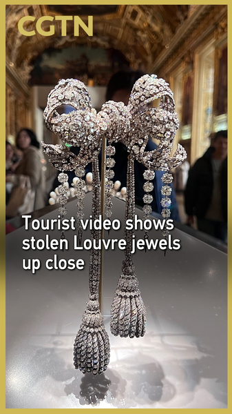 Z778QVKPY4L6MASW0ONI - 🌍NewspaperAmigo – Your Global News Buddy 🗞️ Louvre Heist: Tourist Video Captures Stolen Jewels Before Theft 🎥💎 video poster