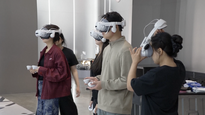 0XUR7936SA924SZO33FD - 🌍NewspaperAmigo – Your Global News Buddy 🗞️ APEC CEOs Reveal Their Must-Have Tech Gadgets 🚀📱 video poster