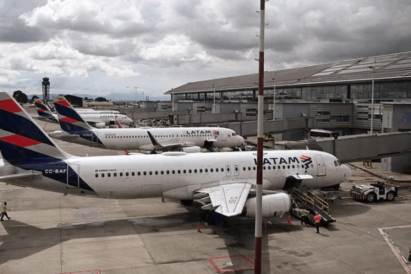 U.S. Ramps Up Venezuela Pressure as Airlines Halt Flights 🌍✈️