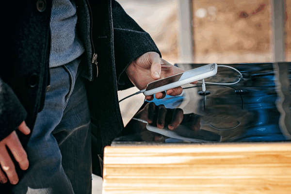 🚨 UAE Warns Travelers: Public Chargers Pose Data Theft Risks 🚨