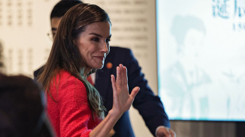 East Meets West: Poetry Unites Cultures in Chengdu 🌸📜