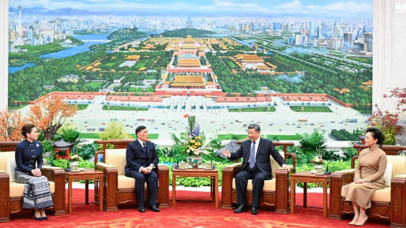 920IJG919DRYB7CDHUJV - 🌍NewspaperAmigo – Your Global News Buddy 🗞️ Xi, Thai King Celebrate Strong Ties in Beijing Meeting 🌏🤝 video poster