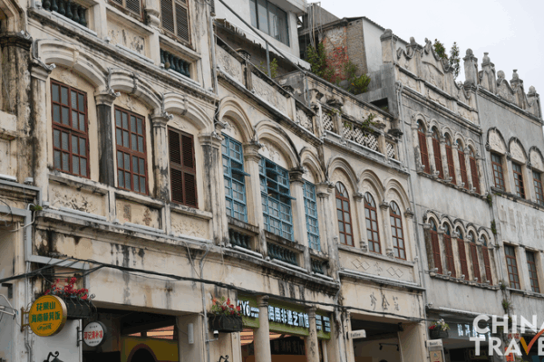 Hainan’s Qilou Old Street: Where History Meets Global Vibes 🌏🏮