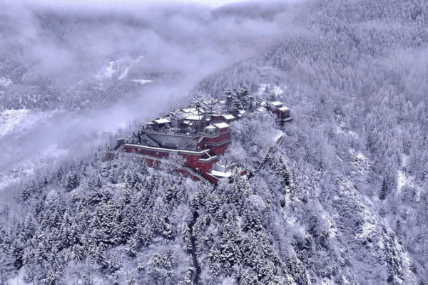 ❄️ Mount Wutai’s First Snow Transforms Landscape into Winter Wonderland 🌨️ video poster