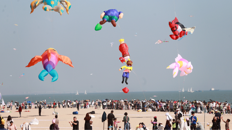 Cross-Strait Kite Festival Lights Up Xiamen Beach 🪁✨