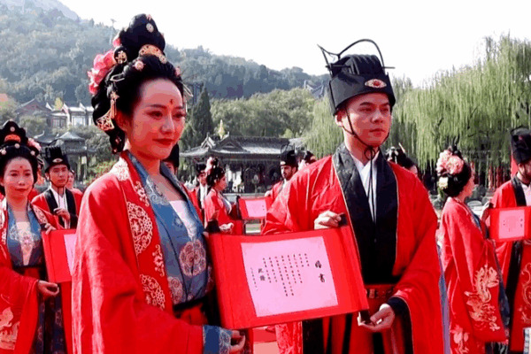 Hanfu Weddings Blossom in Xi’an as Global Couples Embrace Tradition 🌸👘 video poster