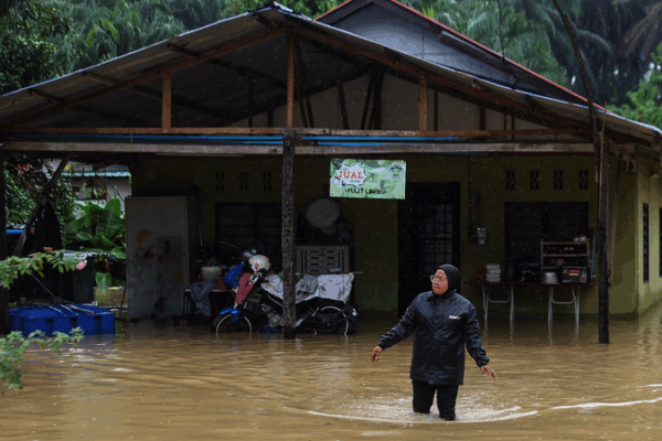 Malaysia Floods: Over 18,000 Evacuated as Monsoon Rages 🌧️