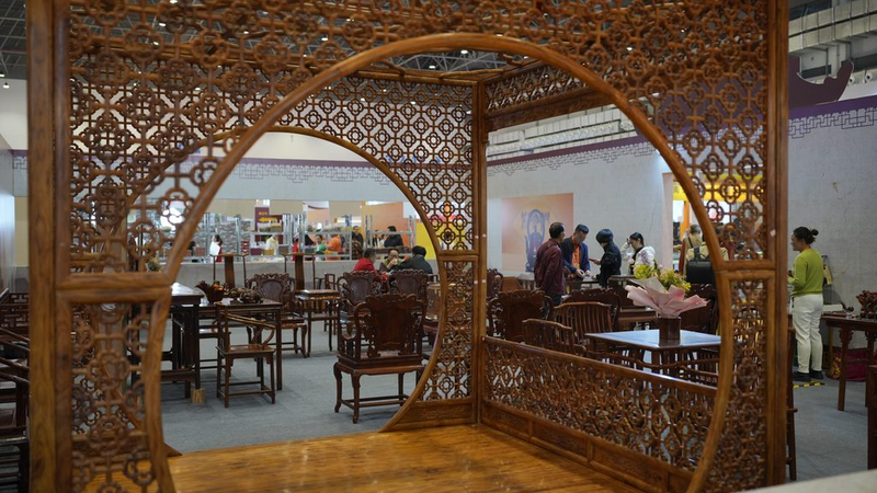 M2CX80GP7CY1VW5DU4W2 - 🌍NewspaperAmigo – Your Global News Buddy 🗞️ Hainan's Rare Wood Trade Fair Wows Global Audience 🌳✨