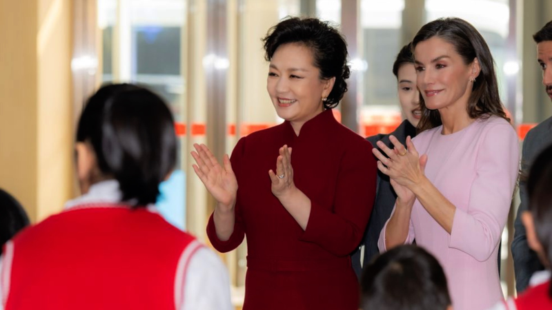 SCEVHX9QJSFQ2OSDL0FM - 🌍NewspaperAmigo – Your Global News Buddy 🗞️ Peng Liyuan & Queen Letizia Champion Inclusion in Beijing Visit 🌟 video poster