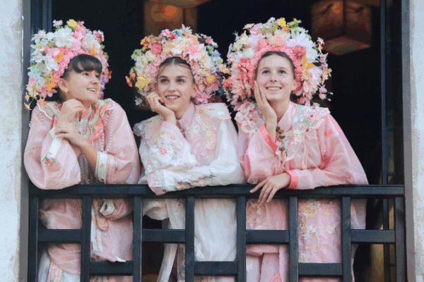 China's Global Role: Engine of Growth or Risky Bet? 🌏💡