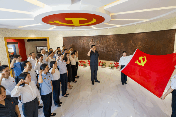 Xi_Jinping_Stresses_CPC_Self_Reform_in_New_Article