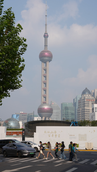 Cyberpunk Shanghai: Neon Skylines Redefine Futuristic Urban Life 🌆✨ video poster