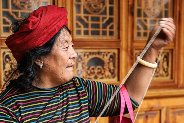 Threads of Tradition: Mosuo Weaving Weaves Culture & Daily Life 🌸🧵