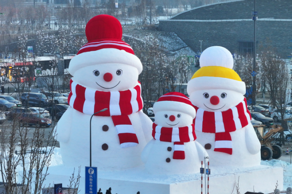 Giant Snowman Family Lights Up Harbin’s Winter Wonderland ❄️👨👩👧👦