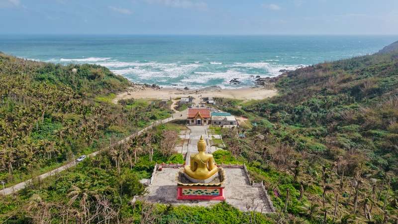 6LVR8GBSFY4IHOUM9OP1 - 🌍NewspaperAmigo – Your Global News Buddy 🗞️ Golden Buddha by the Sea: Hainan's Foguang Temple Becomes Spiritual Hotspot 🌊✨