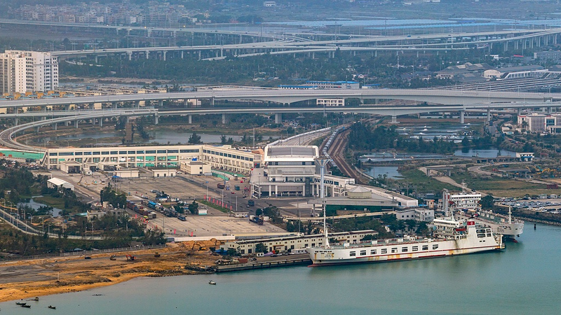 Hainan's New Customs Rules Attract Global Investors, Says US Vlogger 🌴💼 video poster