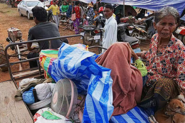 Evacuation_Camp_Emerges_as_Thailand_Cambodia_Border_Tensions_Escalate video poster