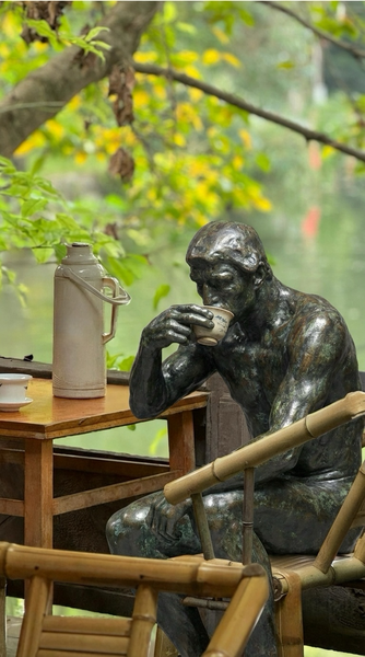 Rodin’s ‘The Thinker’ Chills in Chengdu Teahouse 🧠🍵 video poster