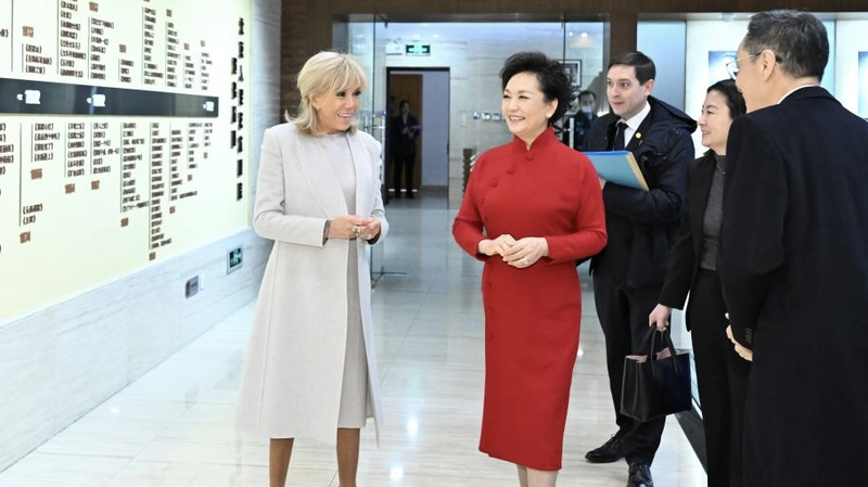 T063QW6XDIN5NWG2RWTL - 🌍NewspaperAmigo – Your Global News Buddy 🗞️ Peng Liyuan and Brigitte Macron Spotlight Cultural Ties in Beijing 🎭 video poster