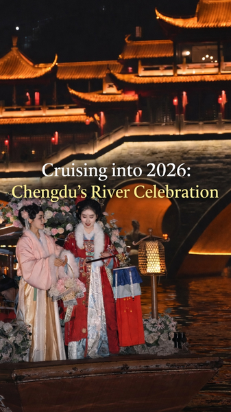 Chengdu’s Glowing River Spectacle Welcomes 2026 🌟🚤 video poster