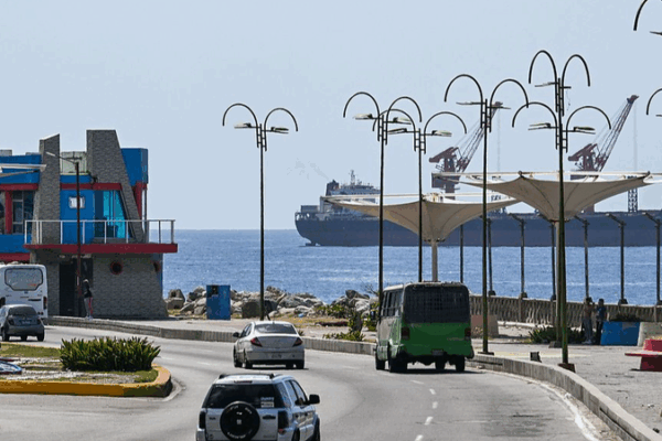 US Admiral's 'Double-Tap' Strike Sparks War Crime Debate 🚨⚖️