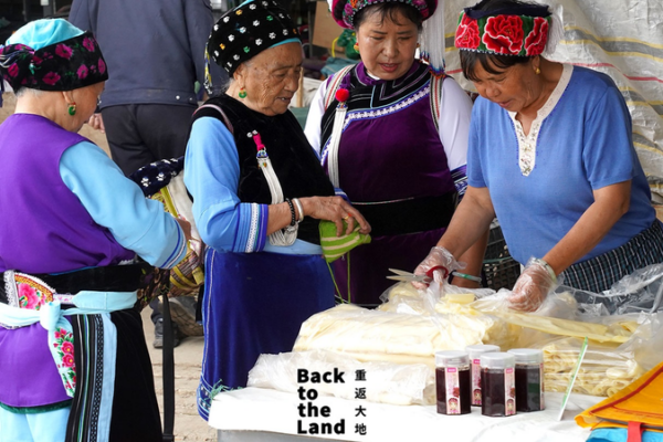 Dali Morning Markets: Where Culture Comes Alive 🌄🍄