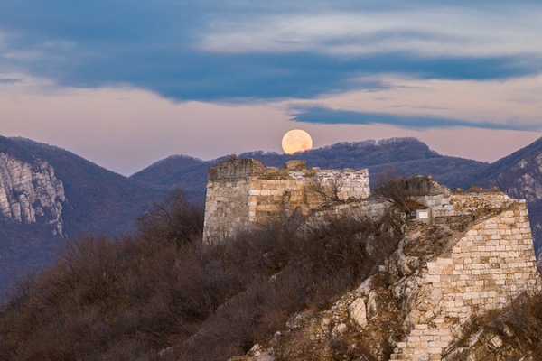 Cold Moon Lights Up 2025’s Final Supermoon Show 🌕