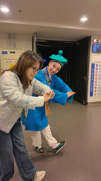 YP89QRLR4QZ85S90PF65 - 🌍NewspaperAmigo – Your Global News Buddy 🗞️ Huangmei Opera's Secret: How Posture Tells the Story 🎭 video poster