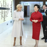 ZYOFLSEX08DNW9NDM4UF - 🌍NewspaperAmigo – Your Global News Buddy 🗞️ Cultural Diplomacy in Action: Peng Liyuan & Brigitte Macron Tour Beijing Theatre 🎭