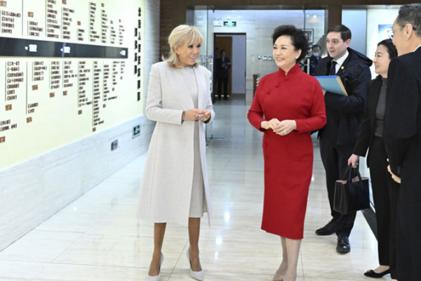 Cultural Diplomacy in Action: Peng Liyuan & Brigitte Macron Tour Beijing Theatre 🎭