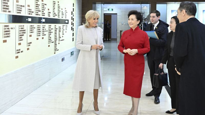 Cultural Diplomacy in Action: Peng Liyuan & Brigitte Macron Tour Beijing Theatre 🎭
