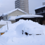 1MLW9K226HQQC54CPS9G - 🌍NewspaperAmigo – Your Global News Buddy 🗞️ Hokkaido Snow Chaos: 2,000 Stranded at Airport ❄️✈️