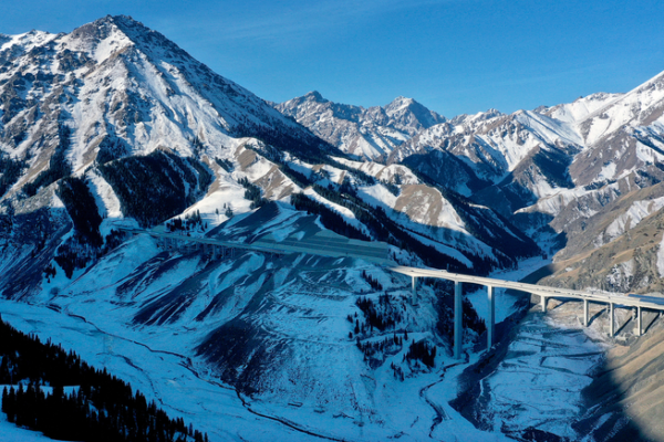 Urumqi-Yuli Expressway Breaks Tianshan Barrier, Slashes Travel Time 🏔️💨