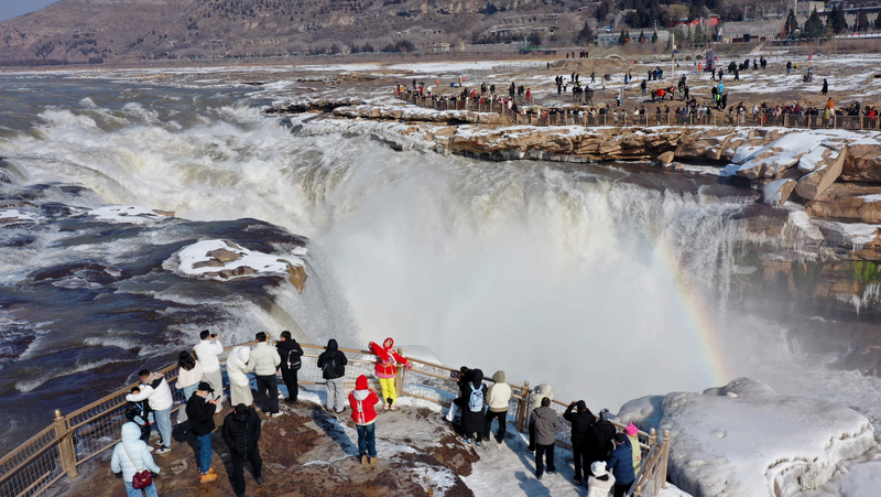 Hukou Waterfall's Snowy New Year Spectacle Draws Global Crowds 🌨️✨