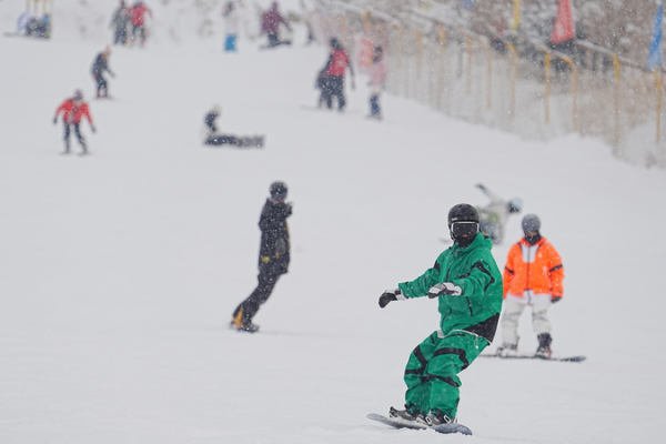 Skiing in the Desert? Xinjiang's Winter Boom Heats Up ❄️🏂 video poster