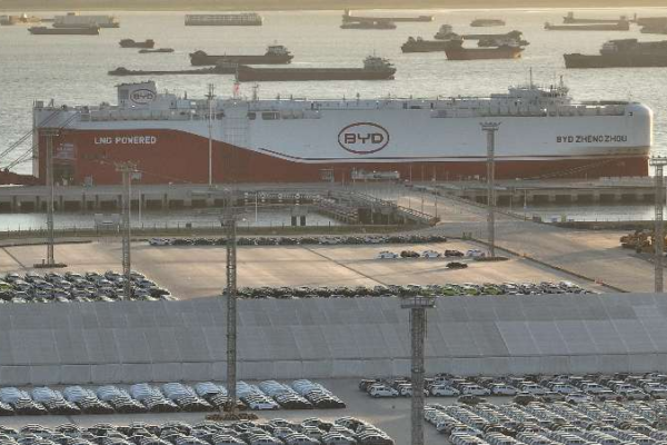 BYD Drives Past Tesla as World’s Top EV Maker in 2025 🚗⚡