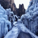EUZXVTN0DUMUBEFAM54K - 🌍NewspaperAmigo – Your Global News Buddy 🗞️ Frozen Wonders: Taihang Mountains' Icefalls Dazzle Visitors in 2026 ❄️🏔️ video poster