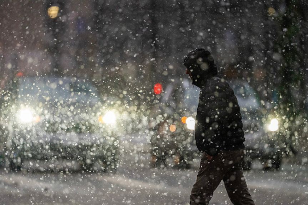 Major Winter Storm Paralyzes U.S. with Heavy Snow, 28 Deaths Reported 🌨️ video poster