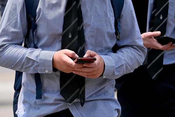 UK_Lords_Back_Under_16_Social_Media_Ban_Amid_Growing_Pressure