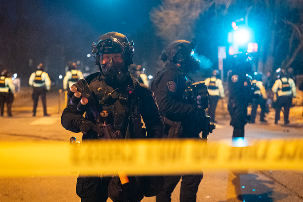 ICE Agent Shoots Venezuelan Man in Minneapolis Amid Rising Tensions 🚨