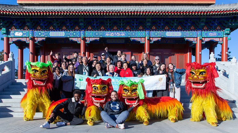 13X060FFUVKH6U1ZUNR6 - 🌍NewspaperAmigo – Your Global News Buddy 🗞️ Xi Jinping’s Lunar New Year Gesture Strengthens 41-Year Iowa Bond 🌏✨