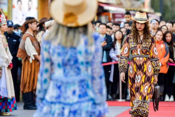 Uygur Language Thrives in Xinjiang: A British Student’s Journey 🌏📚