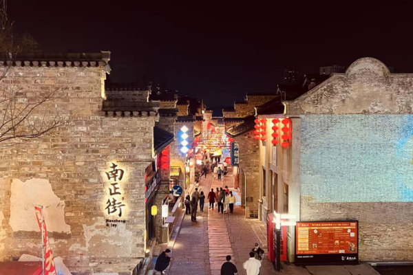 Wuhu's Spring Festival Lights Up Historic Streets 🏮✨