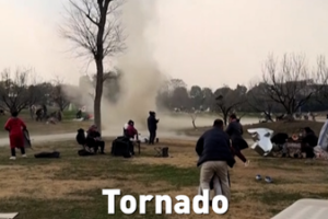 Chengdu Park Picnic Disrupted by Rare Tornado-Like Vortex 🌪️ video poster
