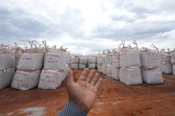 Zimbabwe Halts Raw Mineral Exports in Bid to Boost Local Industry 🔋🌍