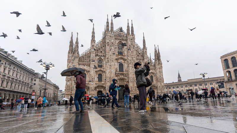 9WTRB3ZT9GPRT8XLB7W5 - 🌍NewspaperAmigo – Your Global News Buddy 🗞️ Milan's Duomo Square Blends History with Winter Olympics Fever 🏰⛷️ video poster