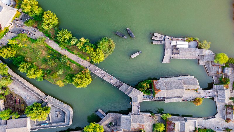 ACRWA5S2F1LMBNLKULEP - 🌍NewspaperAmigo – Your Global News Buddy 🗞️ 🎉 Gubei Water Town Lights Up Lunar New Year with Great Wall Backdrop video poster