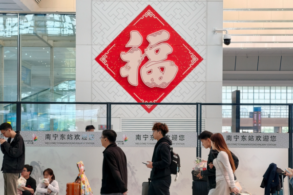 Chinese_Premier_Prioritizes_Safety_and_Service_for_2026_Spring_Festival_Travel